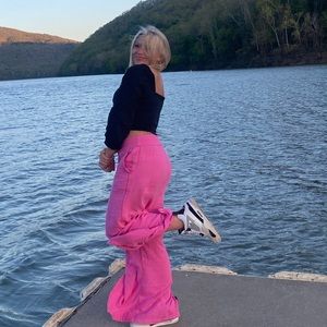 Pink aerie pants. Size xs could fit a small or possibly even a medium.